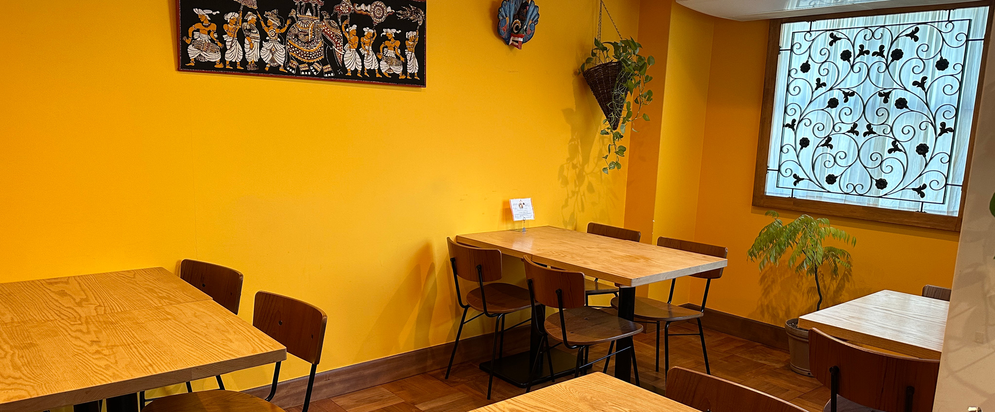 京都大学近くのカレー店「スリランカキッチン・クルンドゥ」店舗内